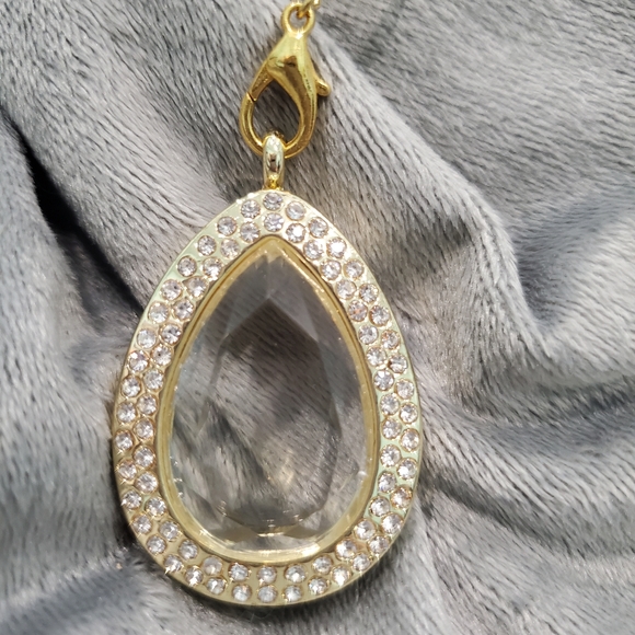 Floating Teardrop Locket w/Chain Plus 3 Random Charms - Picture 3 of 5